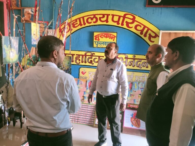 जिला शिक्षा अधिकारी ने किया जामझरिया स्कूल का निरीक्षण नवाचारी गतिविधियों की हुई सराहना