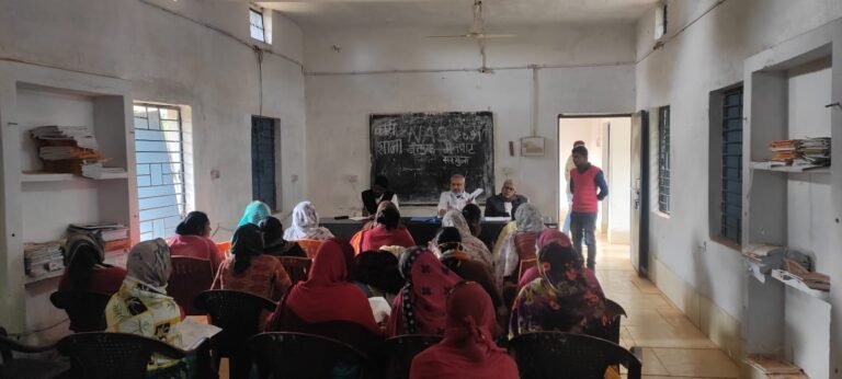 मैनपाट में मध्यान भोजन कार्यक्रम अधिकारी द्वारा लिया गया स्व सहायत समूहों का समीक्षा बैठक