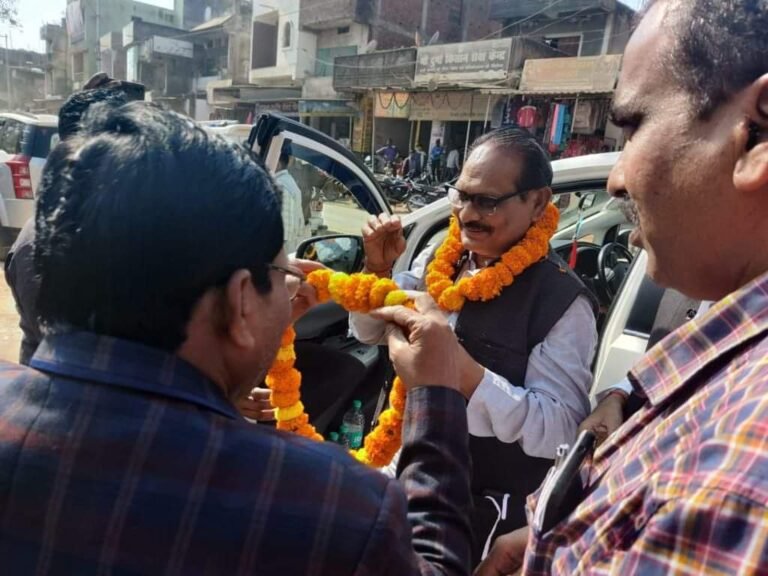 लखनपुर पहुंचे शिक्षा मंत्री कई विषयों पर किए चर्चा प्रेमनगर भी पहुंचकर चुनाव के संबंध में किए चर्चा