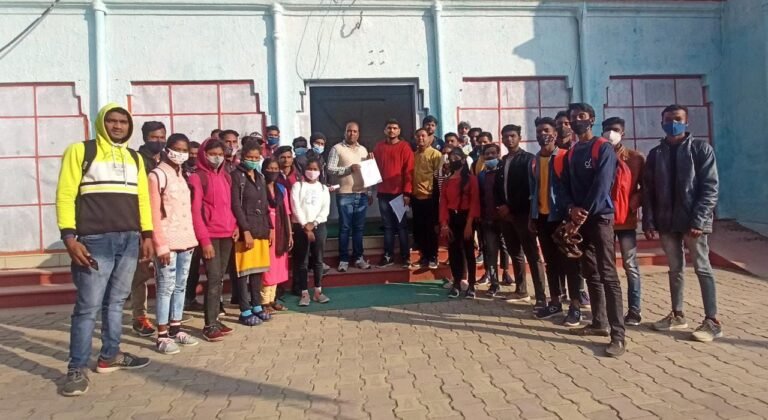 एनएसयूआई द्वारा संत गहिरा गुरु विश्वविद्यालय के कुलसचिव के नाम सौपा गया ज्ञापन,,नामांकन फार्म भरने 7 दिवस के अतिरिक्त समय देने की रखी गई मांग…