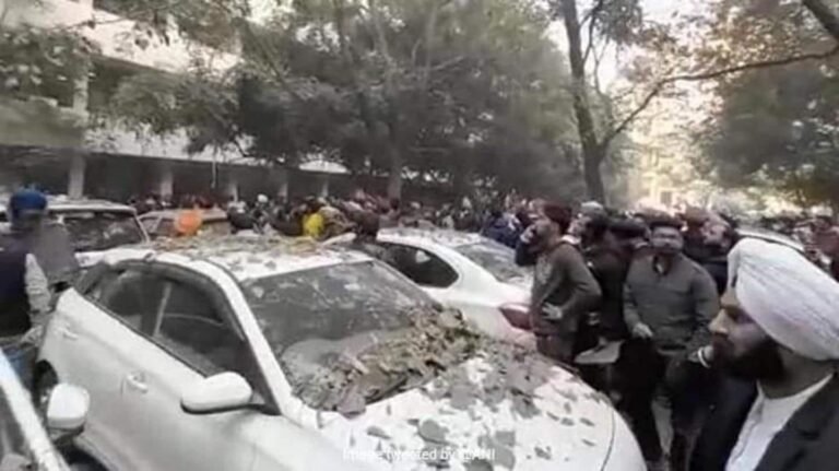 बिग ब्रेकिंग : कोर्ट परिसर में बम ब्लास्ट 3 की मौत,,,4 घायल…