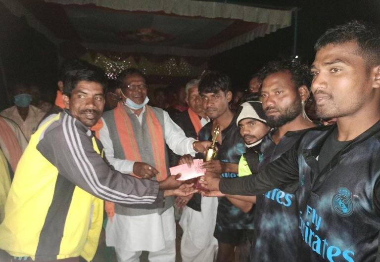 शारदा क्लब द्वारा आयोजित ग्रामीण स्तरीय फुटबॉल प्रतियोगिता का हुआ समापन..