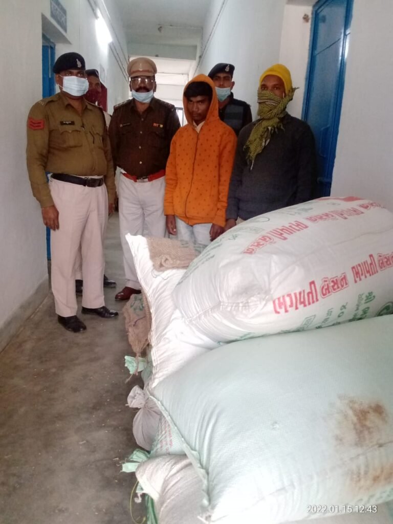 चोरी हुए धान के साथ आरोपियों को पुलिस ने पकड़ा