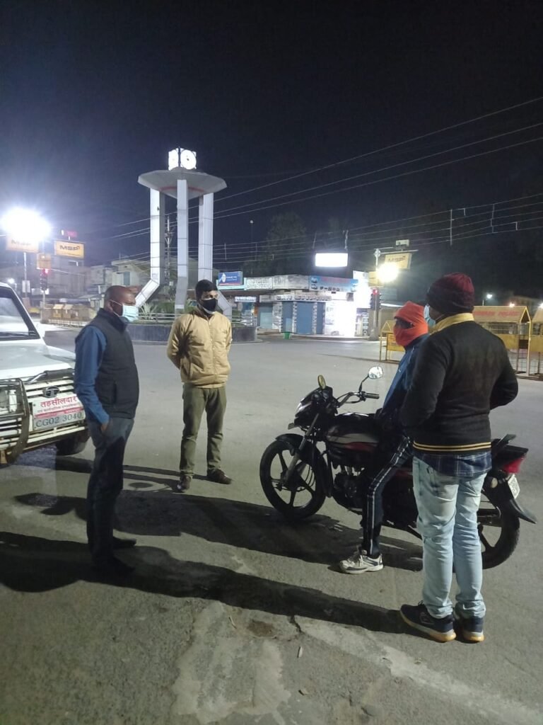 नाईट कर्फ्यू का पालन कराने तहसीलदार उतरे सड़क पर,,बाहर सड़क पर घूमते लोगो को दी समझाइश…