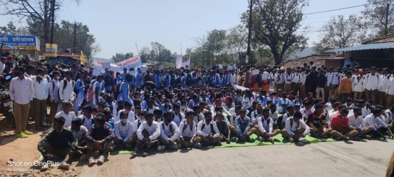 नेतागिरी ले डूबी 372 बच्चों का भविष्य, अपनी नेतागिरी चमकाने के लिये सरगुजा कलेक्टर के आश्वासन के बाद भी नहीं हटाया गया था चक्का जाम…