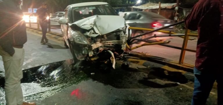 बाइक को बचाने के चक्कर में डिवाइडर से जा टकराई कार…