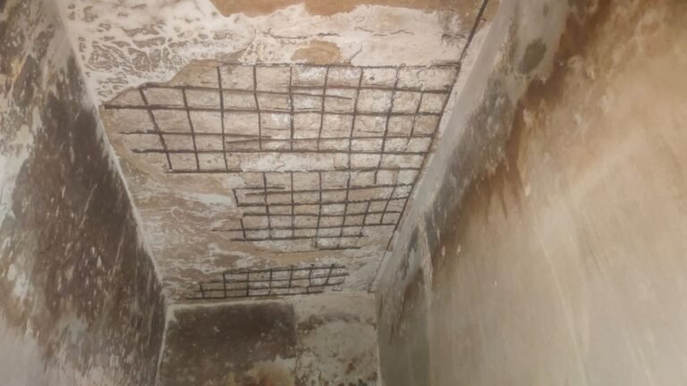 महुली आंगनबाड़ी भवन हो चुका है जर्जर कभी भी हो सकता है बड़ा हादसा,,,जर्जर आंबा भवन में बच्चो को भेजने से घबरा रहे अभिभावक…