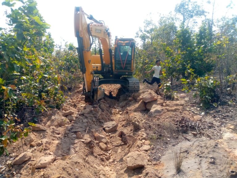 पेन्डारी जंगल में रेन्जर की मिलीभगत से बीएसएनएल कंपनी के ठेकेदारों द्वारा किया जा रहा अवैध नाली खुदाई…