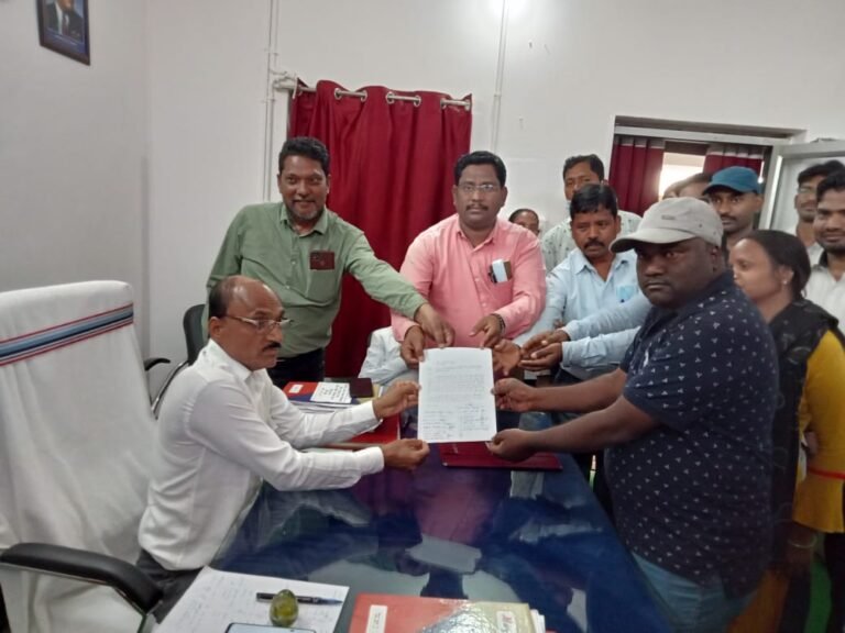 भैयाथान ब्रेकिंग : लंबित भुगतान से परेशान मनरेगा के अधिकारियों कर्मचारियों ने जनपद सीईओ को सौपा ज्ञापन..