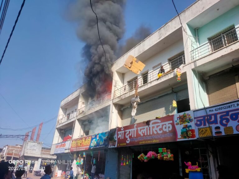अम्बिकापुर : कुंडला सिटी के एक शॉप में लगी भीषण आग..