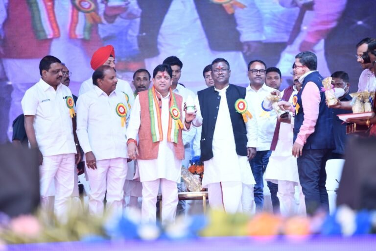 सरगुज़ा प्रदेश का पहला जिला जहां बन रहा ह्यूमिक एसिड, प्रभारी मंत्री डॉ शिव डहरिया ने किया लांच…