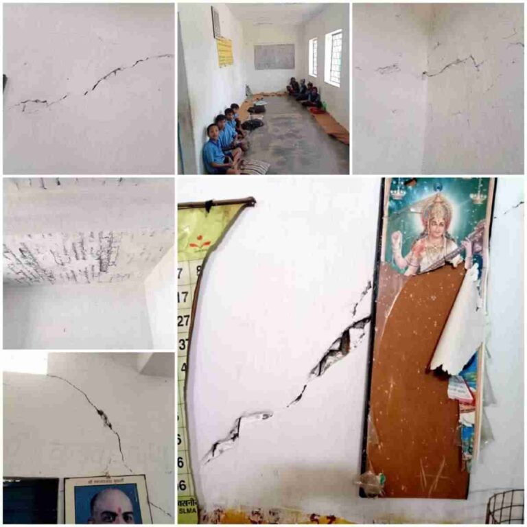 प्रतापपुर :– प्रशासन की लापरवाही का दंश झेल रहे मासूम बच्चे..खस्ताहाल स्कूलों में पढ़ने को मजबूर..कभी भी हो सकते हैं हादसे…