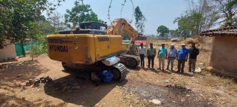 भूमाफियाओं के खिलाफ जिला प्रशासन की ताबड़तोड़ कार्यवाही जारी,ग्राम श्रीगढ में एक पोकलेन मशीन जप्त, भूस्वामी पर भी कार्यवाही…