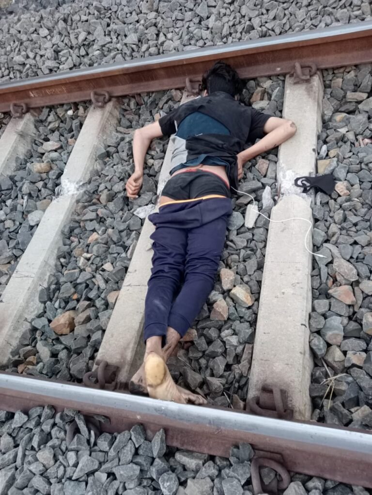 सूरजपुर : ट्रेन के सामने कूदकर युवक ने की आत्महत्या…