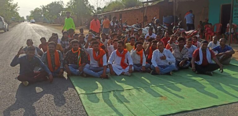 लो वोल्टेज से परेशान ग्रामीणों ने भाजयुमो के साथ मिलकर किया सड़क जाम