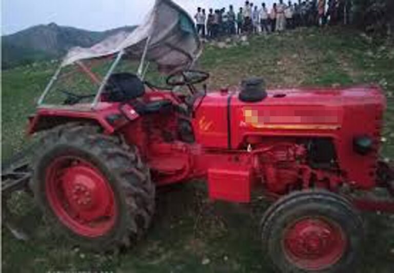 अनियंत्रित होकर खेत में पलटी ट्रैक्टर, दो मजदूरों की मौत..