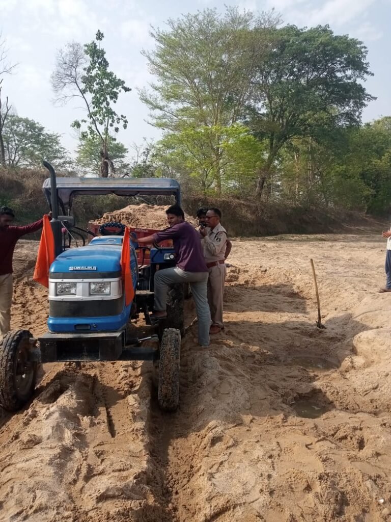 अवैध रूप से रेत उत्खनन में लगे तीन ट्रैक्टर को बसदई चौकी प्रभारी ने किया जप्त…
