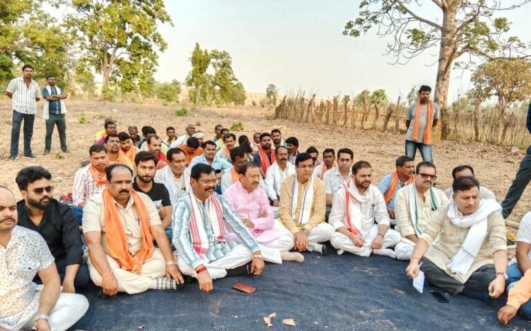 भाजपा के प्रतिनिधि मंडल ने की परसा केतका खदान के विरोध में आंदोलनरत ग्रामीण जनों से मुलाकात…..