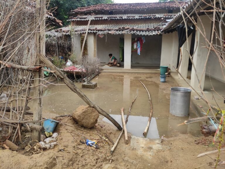 सूरजपुर : कुछ देर की बारिश में ही घरों में घुस रहा पानी,,नव निर्मित सड़क पर नहीं हुआ है नाली निर्माण….