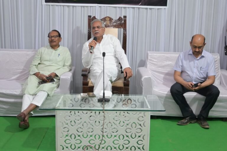 सूरजपुर : मुख्यमंत्री से मिलने लगा रहा तांता,, लगातार डेढ़ घंटे तक लोगों से मुलाकात कर सुनी सबकी समस्याएं…