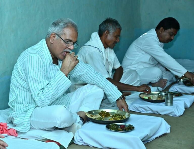 महिला बोली- पति की मृत्यु हो चुकी है, बेटा सिर्फ 6 साल का है, सीएम ने दिए 4 लाख रुपए, जमीन पर बैठकर खाया खाना…