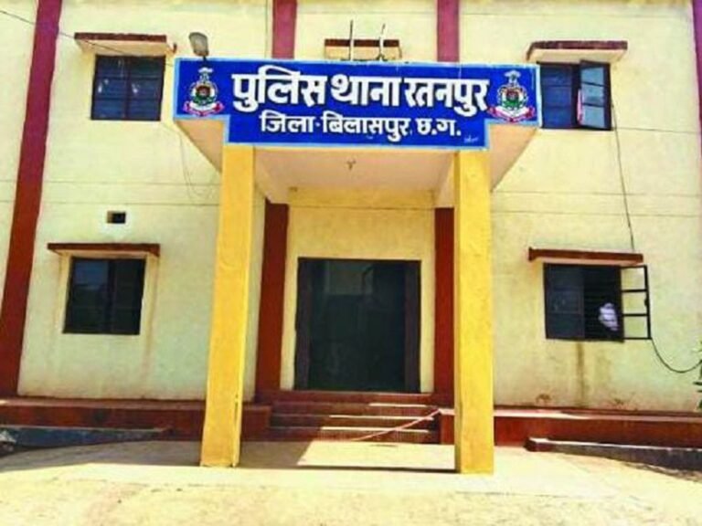 पेट्रोल पंप के मैनेजर के घर लाखों की चोरी,, चोरों की खोजबीन में जुटी पुलिस…