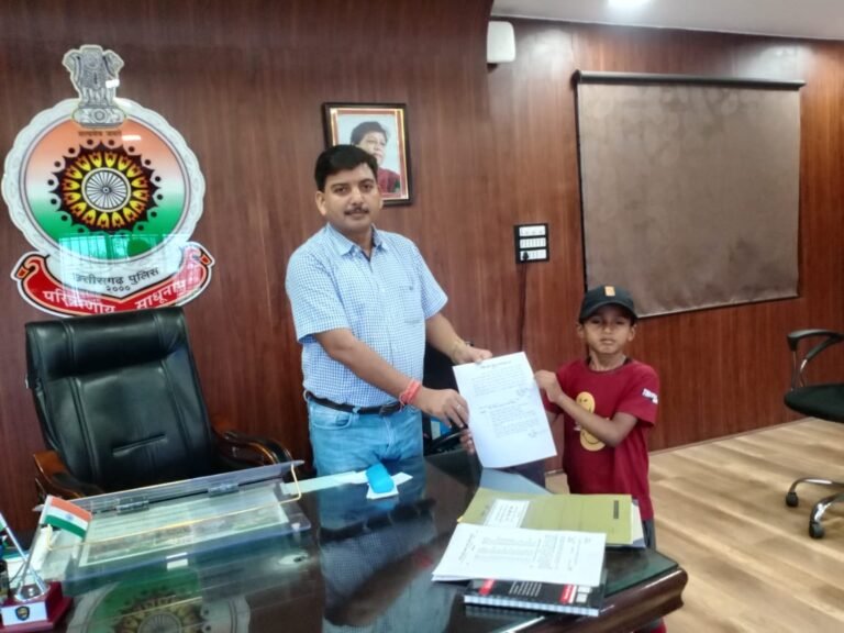 सूरजपुर में साढ़े सात साल का नन्हा सिपाही, पिता की मौत के बाद पुलिस विभाग में दी गई बाल आरक्षक की नौकरी, पुलिस अधीक्षक सूरजपुर ने दिया नियुक्ति आदेश..