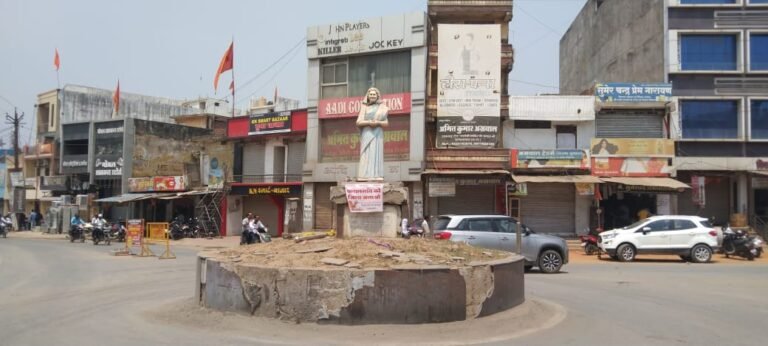 इंदिरा चौक से इंदिरा की प्रतिमा हटकर बगल में होगा स्थापित, चौड़ा होगा सडक , वाहन मोड़ने में होती है दिक्कत