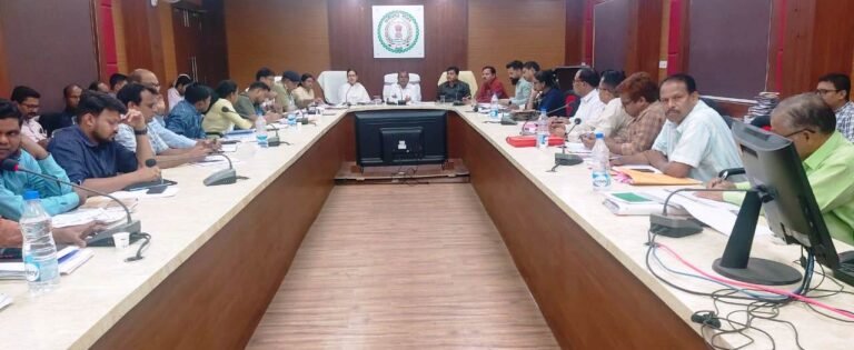 सरगुजा कमिश्नर जी आर चुरेन्द्र ने जिला स्तरीय अधिकारियों की समीक्षा बैठक ली, शासन की फ्लैगशिप योजनाओं का जमीनी स्तर पर बेहतर क्रियान्वयन करने दिए निर्देश…