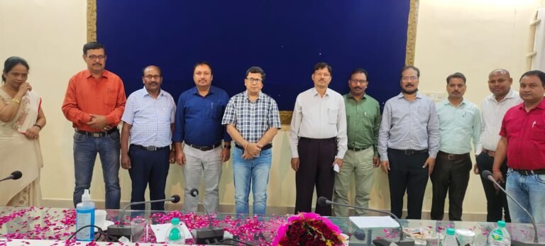 अम्बिकापुर : 5 आरआई हुए नायब तहसीलदार के रूप में पदोन्नत, सरगुज़ा कलेक्टर श्री संजीव कुमार झा ने दी शुभकामनाये…