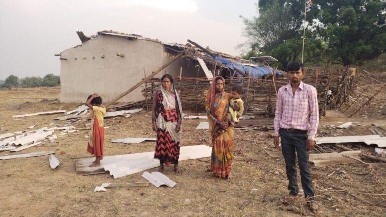 तेज आंधी तूफान से राष्ट्रपति के दत्तक पुत्र पन्डो जनजाति का घर का आशियाना उड़ा, हुए बेघर..