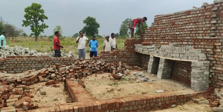 सोशल मीडिया में अवैध कब्जे की शिकायत पर त्वरित कार्यवाही, सकालो में अवैध रूप से बन रहे 8 कमरे का मकान ढहाया गया…