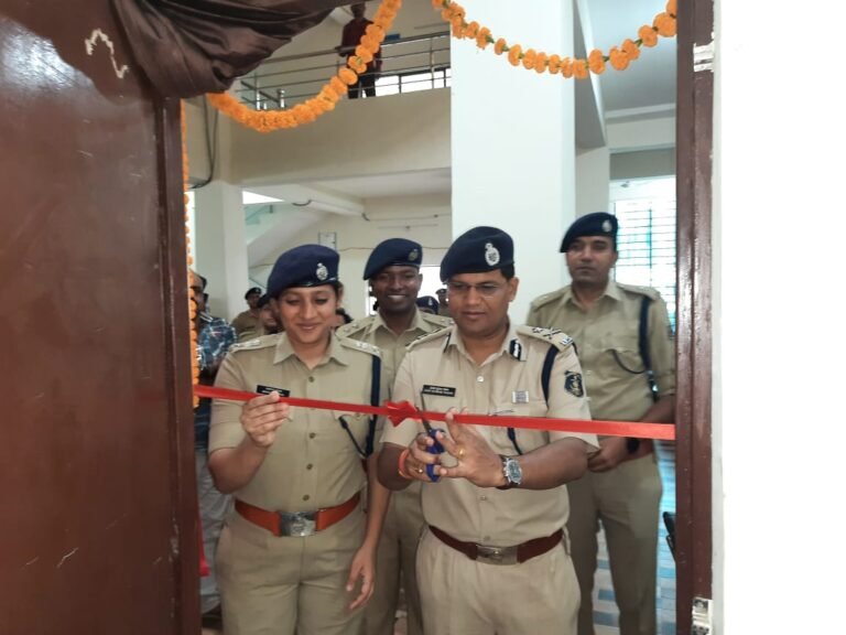 पुलिस महानिरीक्षक सरगुजा द्वारा किया गया ई-मालखाना का उद्घाटन, सरगुजा पुलिस की अनूठी पहल मालखाने के सभी जप्ती मालो की गई बारकोडिंग..