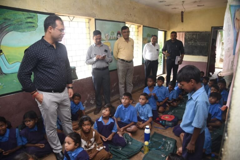 एक प्रधान पाठक को नोटिस व दो शिक्षकों की वेतन रोकने के निर्देश..