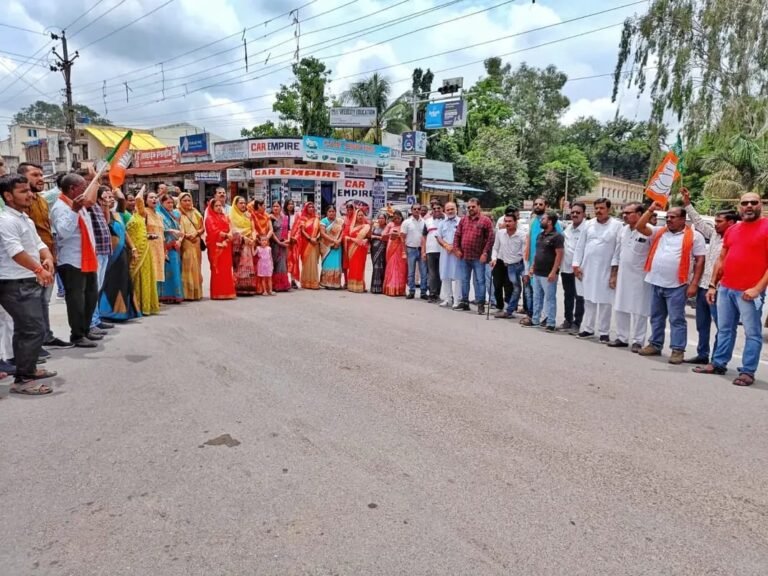 भाजपा नगर मंडल, महिला मोर्चा, युवा मोर्चा एवं अनुसूचित जनजाति मोर्चा ने सोनिया गांधी और अधीर रंजन चौधरी का पुतला दहन कर किया विरोध प्रदर्शन…