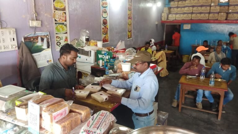 मयूर होटल का रसगुल्ला मिला अमानक…