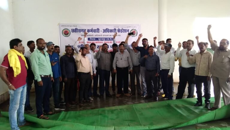 आक्रोशित कर्मचारी अधिकारियों ने किया अनिश्चितकालीन आंदोलन का आगाज…