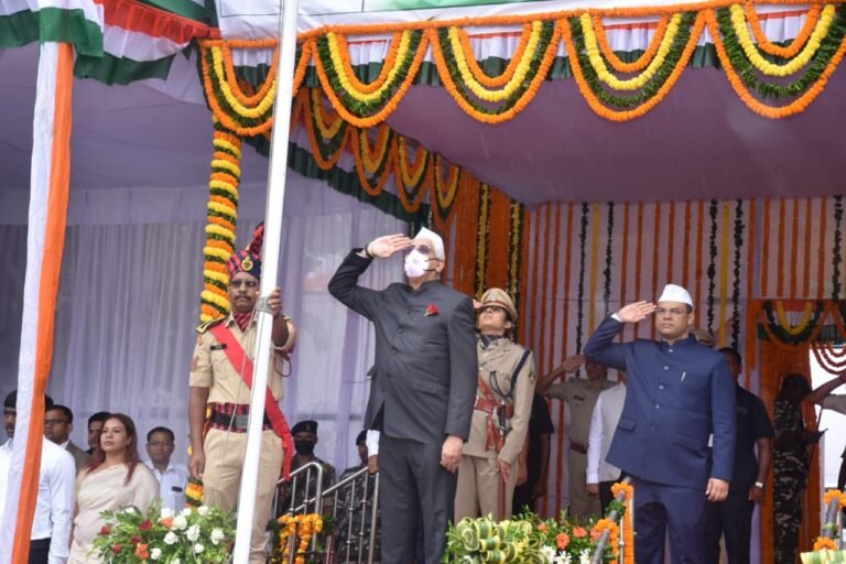 हर्षोल्लास एवं गरिमामय वातावरण में मनाया गया स्वतंत्रता दिवस,स्वास्थ्य मंत्री श्री टी.एस. सिंहदेव ने किया ध्वजारोहण….