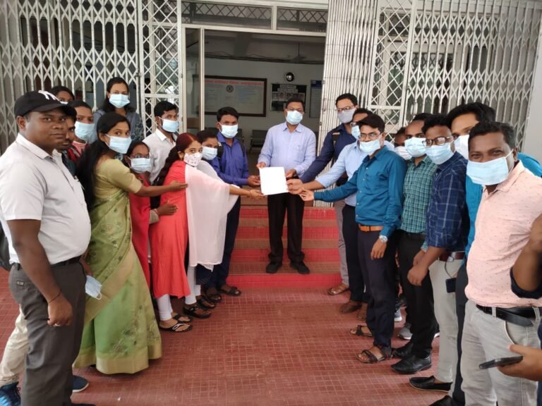 नवनियुक्त सहायक प्राध्यापकों ने पूर्ण वेतन के लिए अपर कलेक्टर को सौंपा ज्ञापन…
