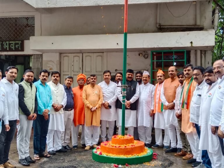 भाजपा कार्यालय संकल्प भवन में हुआ ध्वजारोहण…