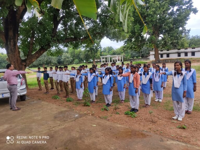 स्वच्छता ही सेवा पखवाड़ा में स्कूल परिसर कि साफ सफाई कर छात्र छात्राओं द्वारा लिया गया शपथ…