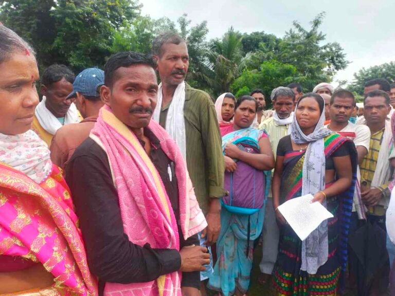 मां कुदरगढ़ी एल्यूमिना रिफाइनरी फैक्ट्री के विरोध में ग्रामीणों का हल्ला बोल….कलेक्टर से अपनी फरियाद लेकर पहुंचे ग्रामीणों को मिला कलेक्टर सरगुजा का साथ….