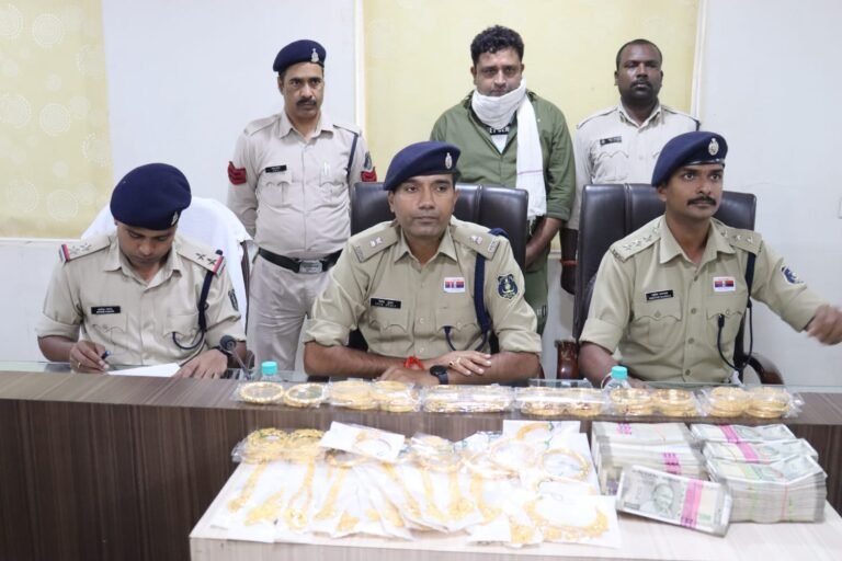 करोड़ों के सोने के जेवरात के साथ युवक गिरफ्तार, 13 लाख कैश भी बरामद…