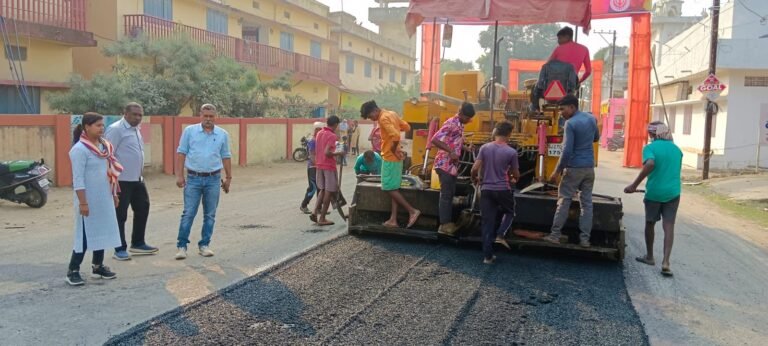 खराब सड़कों की मरम्मत व डामरीकरण के कार्य शुरूजर्जर सड़कों से जल्द मिलेगी निजात….