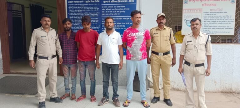 सड़क जाम कर मचाया हुडदंग, रोकने आए पुलिसकर्मी की पिटाई…फिर पुलिस ने यूं निकाली हेकड़ी…