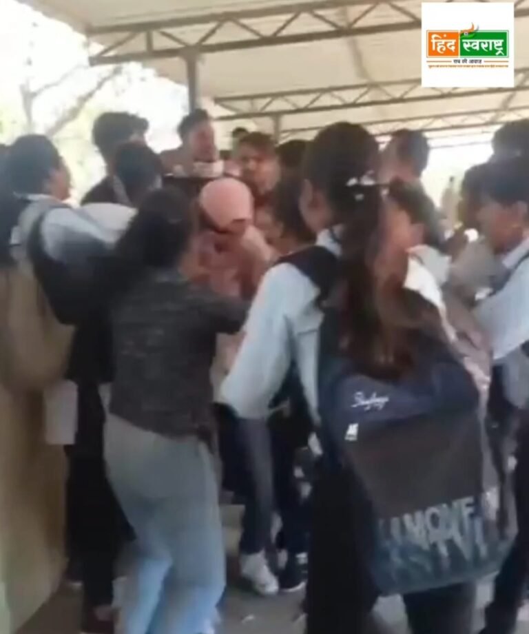 Pg कॉलेज अम्बिकापुर में छात्राओं के बीच जमकर हुई मारपीट,देखें वीडियो