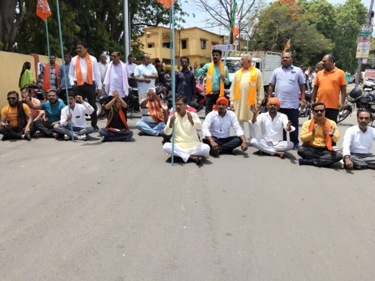 जिला मुख्यालय के सामने भाजपा ने किया चक्का जाम और पुतला दहन…