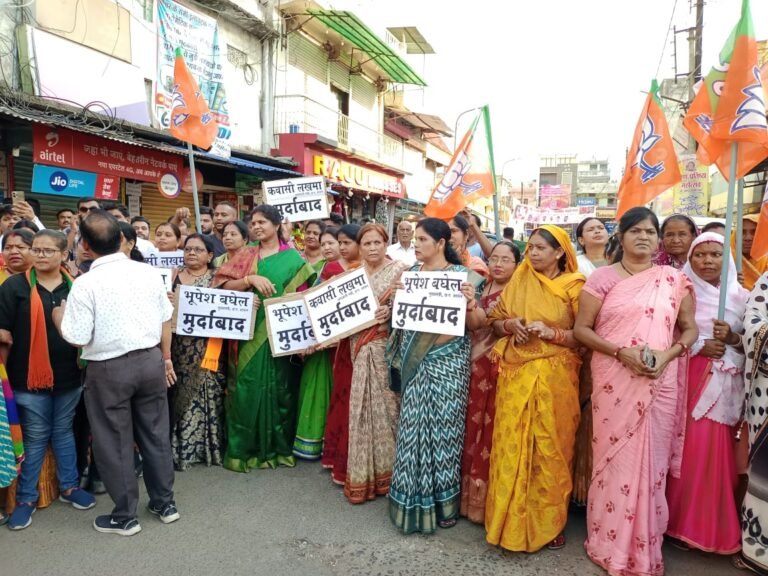 छ.ग सरकार विरुद्ध एक नया घोटाला को लेकर एमसीबी जिले में किया गया पुतला दहन… जमकर हुई नारेबाजी…