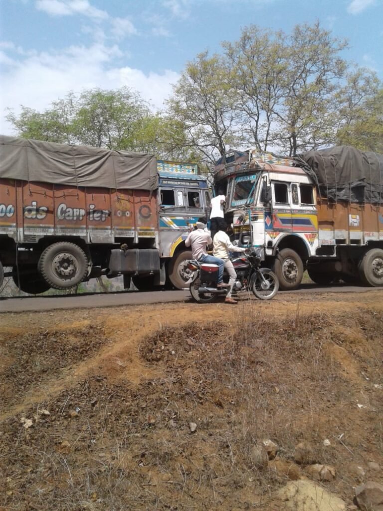 तेज रफ्तार दो ट्रकों की आमने-सामने की टक्कर…