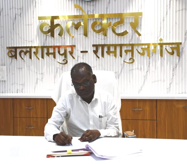 बलरामपुर के नवपदस्थ कलेक्टर रिमिजियुस एक्का ने किया पदभार ग्रहण…